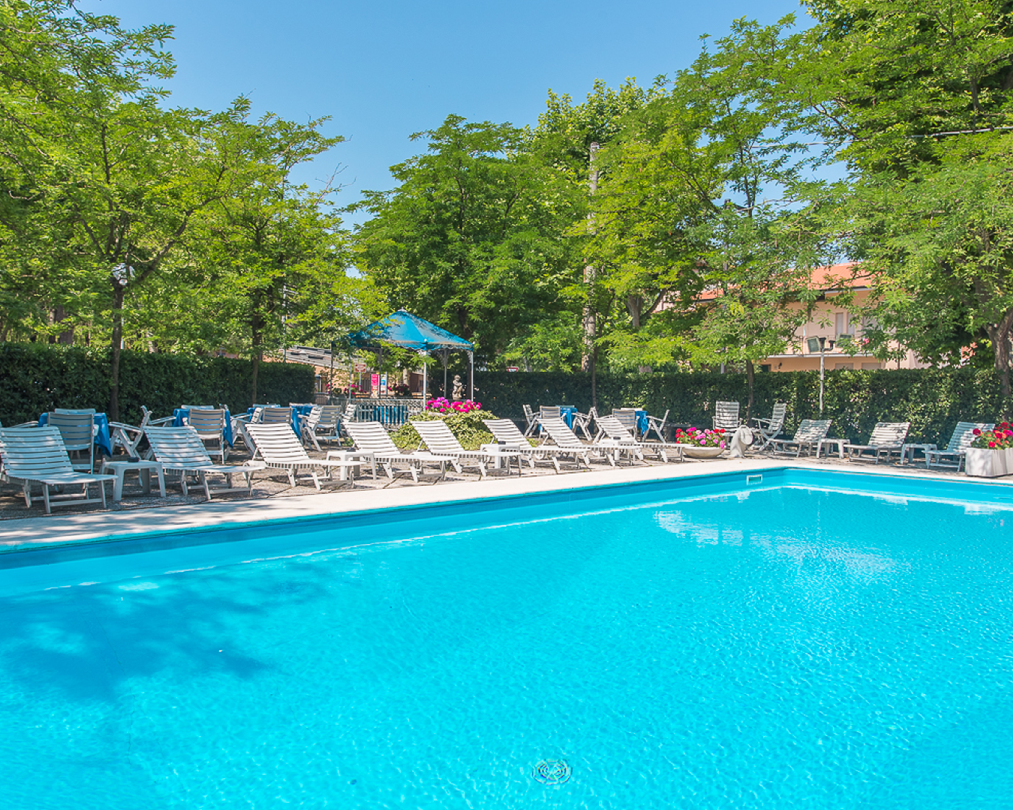 Ampio solarium a bordo piscina